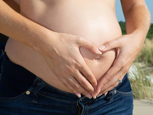 Mulher Grávida Livre Mãos Dadas Barriga Gravidez — Fotografia de Stock