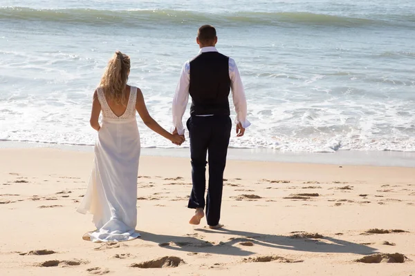 Sposa Sposo Sulla Spiaggia Sabbia Passeggiata Acqua Mare — Foto Stock