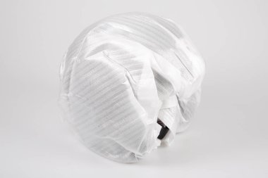 Koruyucu satış kapağında yeni paketlenmiş kask