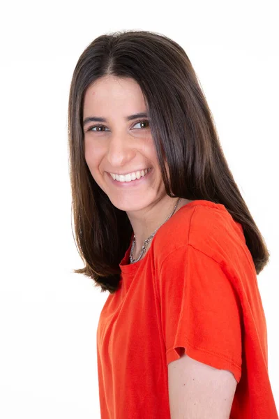 Retrato Una Joven Sonriente Con Camisa Roja Sobre Fondo Blanco — Foto de Stock