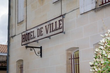 Hotel de ville metni Fransa 'nın Fransız belediyesinde belediye başkanı demektir.