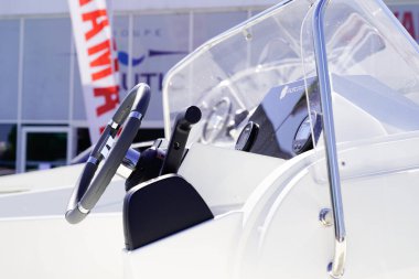 Bordeaux, Aquitaine France - 02 02 02 2021: yamaha tekne iç direksiyonu modern motorlu tekne bayiliğinde satışa sunuldu