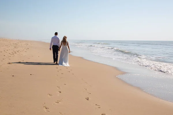 Amorevole Coppia Nozze Piedi Sulla Romantica Spiaggia Sabbia — Foto Stock