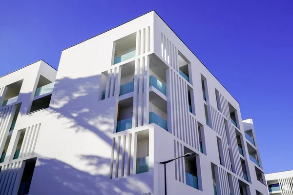 Nueva Fachada Moderna Apartamento Blanco Edificio Inmobiliario Arquitectura Exterior Cielo — Foto de Stock