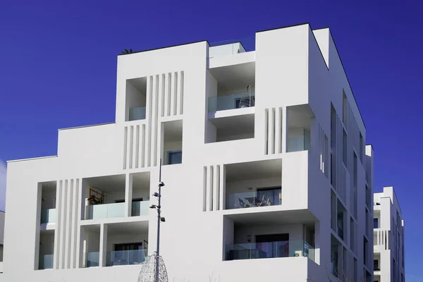 Design Fachada Branco Edifício Moderno Novo Bairro Céu Azul — Fotografia de Stock