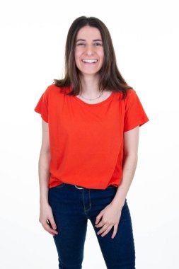 Çekici bir genç kadının doğal ince portresi.