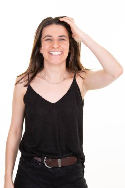 Genç, mutlu bir kadın, beyaz arka planda saçları olan.