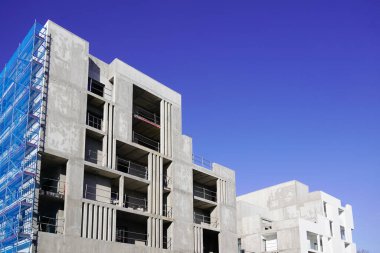 Mavi gökyüzünde inşaat alanının altındaki apartman dairesi