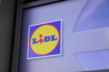 Bordeaux, Aquitaine France - 02 16 2021: Lidl logo markası ve mağaza önündeki metni imzala küresel indirimli süpermarket zinciri mağazası