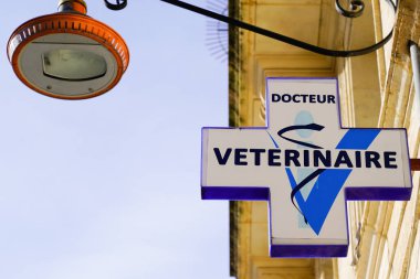 Bordeaux, Aquitaine France - 02 16 2021: Veteriner Fransız logosu evcil hayvan anlamına gelen veteriner işareti