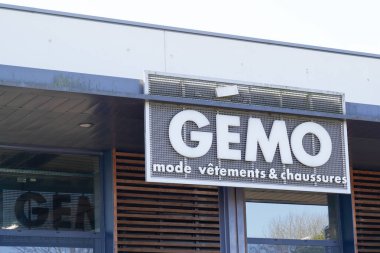 Bordeaux, Aquitaine France - 02 20 2021: Gemo logo giyim mağazası tabelası ve sokak Fransız markası mağazasında metin