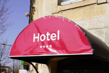 Turizm şehrindeki dört yıldızlı pansiyonun girişinde otel tabelası.