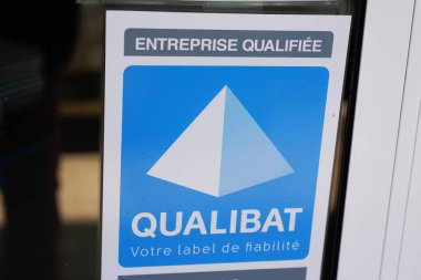 Bordeaux, Aquitaine France - 02 25 2021: Qualibat logosu ve metin işareti etiketi Fransa 'da inşaat sektöründe şirketlerin kalitesine olanak sağlıyor