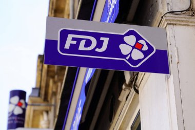 Bordeaux, Aquitaine France - 03 03 03 2021: fdj logo markası, Fransız ulusal piyango operatörü.