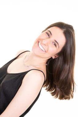 Neşeli genç kadın esmer, uzun kahverengi saçlı, beyaz arka planda gülümseyen.