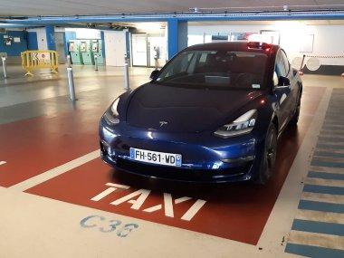 Bordeaux, Aquitaine France - 03 03 03 2021: Tesla modeli 3 mavi taksi logosu park halindeki elektrikli araçlar