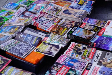 Bordeaux, Aquitaine France - 03 08 2021: bazı dergi başlıkları ve mağaza caddesi perakendecisinde birçok Fransız gazetesi