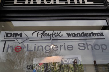 Bordeaux, Aquitaine France - 03 08 2021: loş playtex Wonderbra grubu iç çamaşırı mağazası logosu ve moda kadınlarının iç çamaşırı mağazalarının marka metinleri