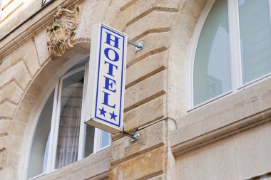 Turizm şehrindeki duvar binasında iki yıldızlı otel ışığı işareti var.