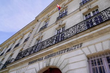 Nantes, Loire-Atlantique France - 03 18 2021: Nantes şehrinin Fransa 'sındaki tarihi cephede İdare Mahkemesi Fransız metni