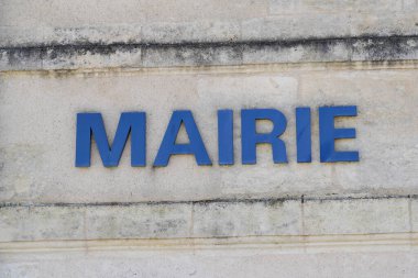 Mairie Blue Fransızca metni, Fransa 'da belediye binasının duvar tabelası anlamına geliyor.