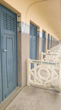 Deauville plaj soyunma odaları Normandiya 'daki ünlü Fransız plajı.