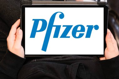 Bordeaux, Aquitaine France - 04 07 2021: Pfizer tablet ekranda İlaç Şirketi 'nin metin ve marka logosunu imzaladı