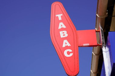 Bordeaux, Aquitaine France - 04 07 2021: Tabac French Red logo mağazası tütün dükkânı mavi gökyüzünde Fransızca metin beyaz