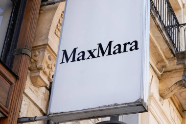 Bordeaux, Aquitaine France - 04 10 2021: Max Mara moda mağazasının önünde metin ve logo işareti