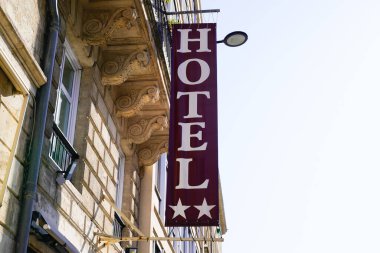 Otel ışığı işareti metni ve turizm şehrindeki binada iki yıldız.