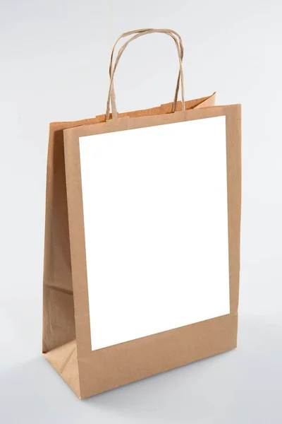 リサイクル紙クラフト白い背景に隔離されたロゴブランドのための空の白いスペースをテキストモックアップのための空白のシート紙と食料品のための大きな茶色の紙袋を買い物 — ストック写真