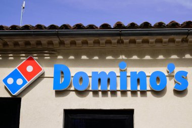 Bordeaux, Aquitaine France - 04 12 2021: Dominos pizza logosu metni ve Domino restoranının pizza zincirinin önünde imza.
