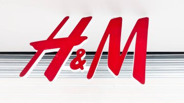 H & M logosu ve mağaza işareti Hennes Mauritz İsveçli çok uluslu perakende giyim mağazası