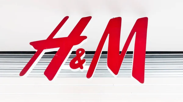法国阿基坦波尔多 2021 M标志品牌和Hennes Mauritania Z瑞典跨国零售服装店H M的文字标识 — 图库照片