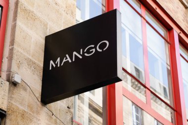 Bordeaux, Aquitaine France - 04 15 2021: Mango logosu ve mağaza giyim imalat şirketinin önündeki yazı