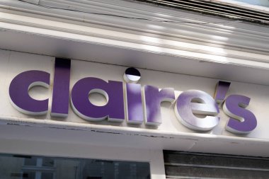 Bordeaux, Aquitaine France - 04: 15 2021: Claire 'in aksesuar dükkanı mağazasında metin ve logo damgası