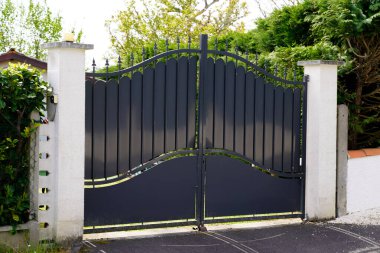 Geleneksel Avrupa evinin siyah çelik kapı kapısı