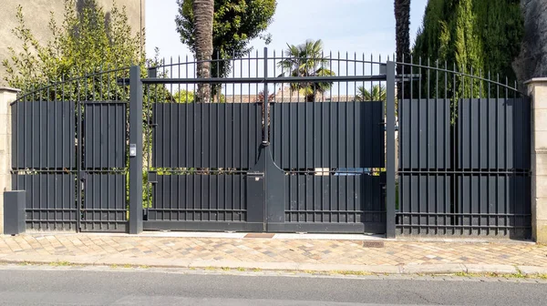 Avrupa Bir Burjuva Evinin Eski Moda Siyah Metal Kapısı — Stok fotoğraf