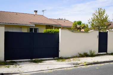 Modern çelik, gri kapı, alüminyum ev kapısı ve banliyöler ev, küçük kapı girişi bahçesi.