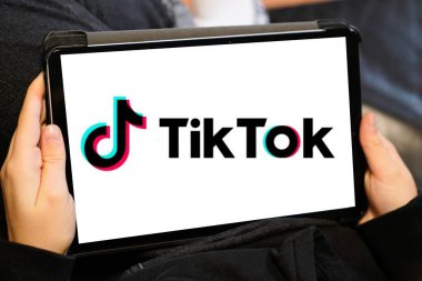 Bordeaux, Aquitaine France - 04 22 2021: Tik tok logo markası ve tablet ekran simgesi üzerinde Tiktok sosyal medya platformu ağının uygulama adı