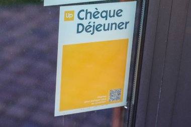 Bordeaux, Aquitaine France - 04: 15 2021: Çek dejeuner logosu, kare sarı ve restoran kapısında yazı.