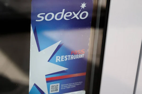 ボルドー アキテーヌフランス 2021年 Sodexoブランドのロゴとドアの窓のレストランの入り口のテキストサイン — ストック写真