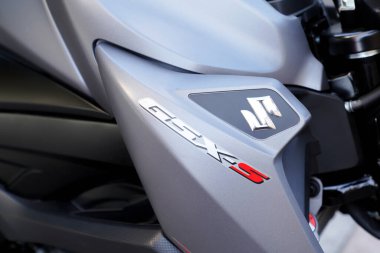 Bordeaux, Aquitaine France - 04 22 2021: Suzuki GSX motorsiklet büyük metin logosu ve modern motosiklet üzerinde marka işareti