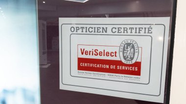 Bordeaux, Aquitaine France - 04 15 2021: Veritas verisect logo markası ve uluslararası sertifika onaylı gözlükçünün metin imzası