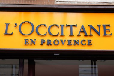 Bordeaux, Aquitaine France - 04 22 2021: l 'occitane en provence logo mağazası ve Group shop French Cosmetics zincirinin marka metni