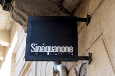 Bordeaux, Aquitaine France - 04 22 2021: Sinequanone logo markası ve butik lüks moda perakendecisi mağazasının önünde metin imzalama