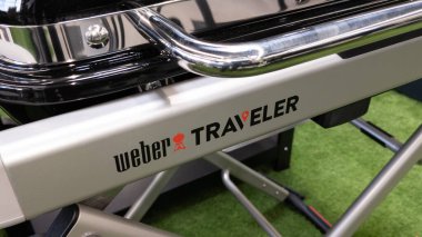 Bordeaux, Aquitaine France - 04 22 2021: Weber yolcu logosu ve gaz ızgarasının üzerindeki marka metni