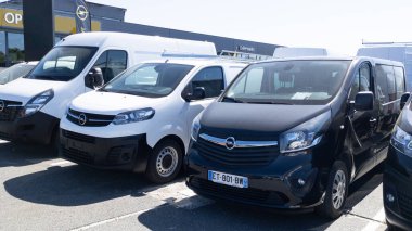 Bordeaux, Aquitaine France - 04 22 2021: Otomobil van movano vivaro combo zafira üreticisi ve Groupe peugeot Stellantis 'in bir kısmı Alman olan Opel logosu