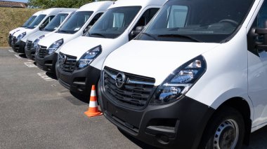 Bordeaux, Aquitaine France - 04 22 2021: Opel bayii araba paneli movano vivaro combo kargo zafira garajı otomobil istasyonu otomobil üreticisi