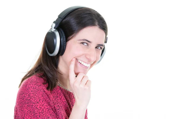 Bonita Jovem Mulher Sorrindo Fones Ouvido Apreciando Música Cantar Isolado — Fotografia de Stock